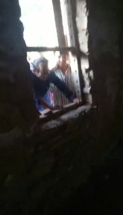 农村荒废平房内黑人小伙狂艹农村大妈一群大老爷们围观！ 截图8