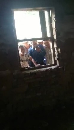 农村荒废平房内黑人小伙狂艹农村大妈一群大老爷们围观！ 截图14