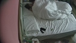酒店偷拍 学生情侣妹子满心期待男友激烈的碰撞废才男友只知道玩游戏性能力让她大失所望 截图8