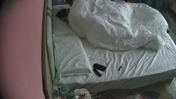 酒店偷拍 学生情侣妹子满心期待男友激烈的碰撞废才男友只知道玩游戏性能力让她大失所望 截图9