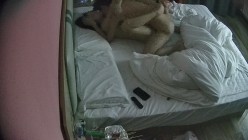 酒店偷拍 学生情侣妹子满心期待男友激烈的碰撞废才男友只知道玩游戏性能力让她大失所望 截图15