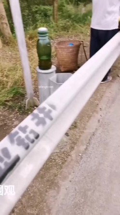 极限露出天花板，反差婊【风筝断了线】全裸买水果，戴着各种自慰道具裸行，路边性爱 截图10