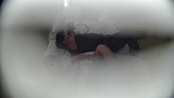 [黄酒店偷拍提前返校的学生情侣闷骚反差学妹和早泄男朋友妹子性欲没有被满足摸着鸡巴睡 截图1