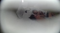 [黄酒店偷拍提前返校的学生情侣闷骚反差学妹和早泄男朋友妹子性欲没有被满足摸着鸡巴睡 截图2