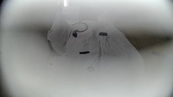 [黄酒店偷拍提前返校的学生情侣闷骚反差学妹和早泄男朋友妹子性欲没有被满足摸着鸡巴睡 截图3