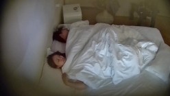 [黄酒店偷拍提前返校的学生情侣闷骚反差学妹和早泄男朋友妹子性欲没有被满足摸着鸡巴睡 截图9