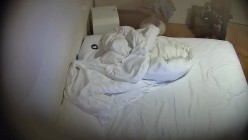 [黄酒店偷拍提前返校的学生情侣闷骚反差学妹和早泄男朋友妹子性欲没有被满足摸着鸡巴睡 截图11