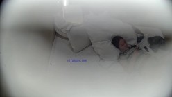 [黄酒店偷拍提前返校的学生情侣闷骚反差学妹和早泄男朋友妹子性欲没有被满足摸着鸡巴睡 截图13