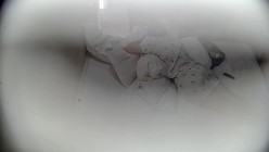 [黄酒店偷拍提前返校的学生情侣闷骚反差学妹和早泄男朋友妹子性欲没有被满足摸着鸡巴睡 截图14