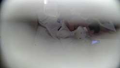 [黄酒店偷拍提前返校的学生情侣闷骚反差学妹和早泄男朋友妹子性欲没有被满足摸着鸡巴睡 截图15