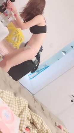 极品尤物美御姐！情趣内衣吊带黑丝！拨开丁字裤跳蛋震穴，翘起屁股特写，假屌手指抽插扣弄 截图6
