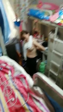 真实偷拍国内某大学女生宿舍日常生活睡觉 洗澡 换衣服 截图1