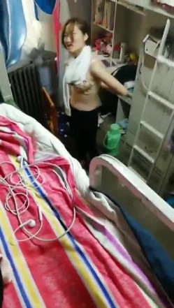 真实偷拍国内某大学女生宿舍日常生活睡觉 洗澡 换衣服 截图2
