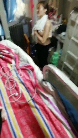 真实偷拍国内某大学女生宿舍日常生活睡觉 洗澡 换衣服 截图3