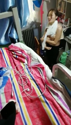真实偷拍国内某大学女生宿舍日常生活睡觉 洗澡 换衣服 截图4