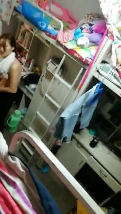 真实偷拍国内某大学女生宿舍日常生活睡觉 洗澡 换衣服 截图6