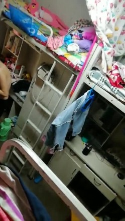 真实偷拍国内某大学女生宿舍日常生活睡觉 洗澡 换衣服 截图7