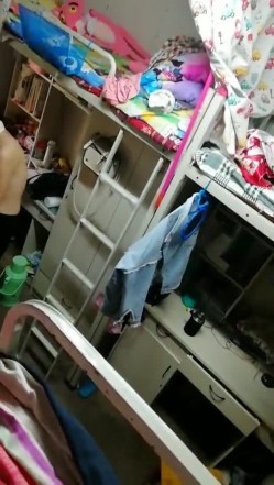 真实偷拍国内某大学女生宿舍日常生活睡觉 洗澡 换衣服 截图8