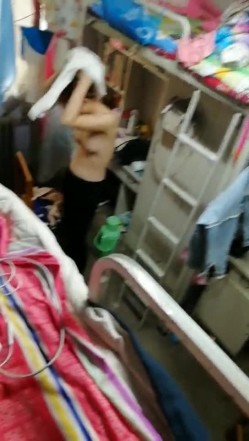 真实偷拍国内某大学女生宿舍日常生活睡觉 洗澡 换衣服 截图9