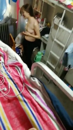 真实偷拍国内某大学女生宿舍日常生活睡觉 洗澡 换衣服 截图10