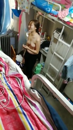 真实偷拍国内某大学女生宿舍日常生活睡觉 洗澡 换衣服 截图11