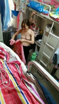 真实偷拍国内某大学女生宿舍日常生活睡觉 洗澡 换衣服 截图15
