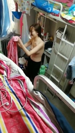 真实偷拍国内某大学女生宿舍日常生活睡觉 洗澡 换衣服 截图16