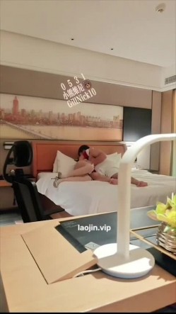 山东绿帽癖夫妻，【小气质夫妇小熊维尼】，极品人妻，约单男3P，两人空间做爱 截图8