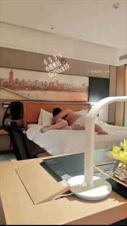 山东绿帽癖夫妻，【小气质夫妇小熊维尼】，极品人妻，约单男3P，两人空间做爱 截图9
