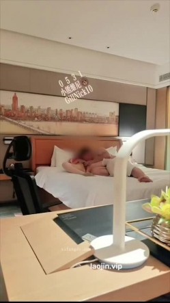 山东绿帽癖夫妻，【小气质夫妇小熊维尼】，极品人妻，约单男3P，两人空间做爱 截图10
