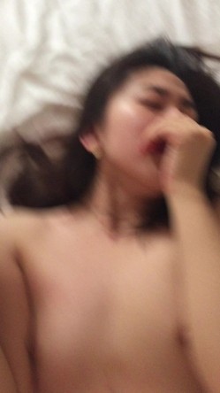 长直黑发高颜值甜妹眼睛紧闭皱眉张嘴浪叫不止，露脸被粗鸡巴猛插深喉口爆 截图6