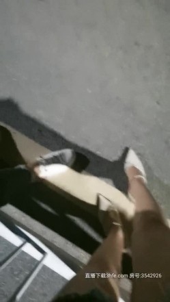 奶大肤白貌美的小骚猫深夜里的激情，跟大哥户外车震啪啪，大鸡巴撑爆她的小嘴，激情女上位抽插浪荡呻吟不止 截图1