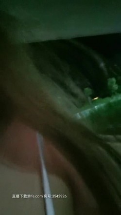 奶大肤白貌美的小骚猫深夜里的激情，跟大哥户外车震啪啪，大鸡巴撑爆她的小嘴，激情女上位抽插浪荡呻吟不止 截图5