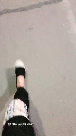 颜值不错苗条妹子深夜和男友户外，公厕扶马桶后入回家再继续啪啪 截图1