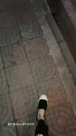 颜值不错苗条妹子深夜和男友户外，公厕扶马桶后入回家再继续啪啪 截图2