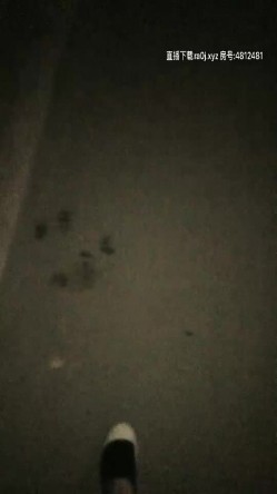 颜值不错苗条妹子深夜和男友户外，公厕扶马桶后入回家再继续啪啪 截图3