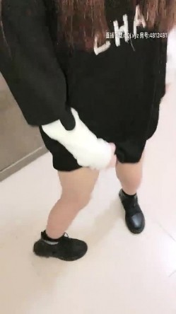 颜值不错苗条妹子深夜和男友户外，公厕扶马桶后入回家再继续啪啪 截图6