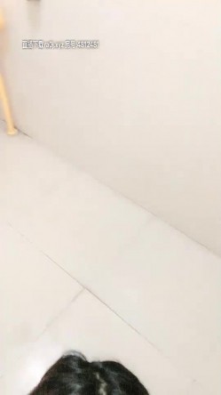 颜值不错苗条妹子深夜和男友户外，公厕扶马桶后入回家再继续啪啪 截图8
