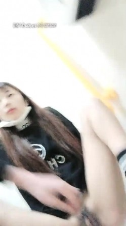 颜值不错苗条妹子深夜和男友户外，公厕扶马桶后入回家再继续啪啪 截图9