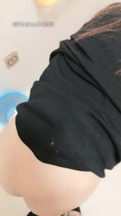 颜值不错苗条妹子深夜和男友户外，公厕扶马桶后入回家再继续啪啪 截图10