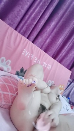 露脸极品反差女大生，高颜值女神级别【雪儿】私拍，穿衣和脱衣判若两人，放尿车震道具自摸被金主无套各种输出 截图15