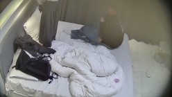 酒店偷拍高校眼镜婊班花被小伙追到手周末带出来操穴 干了几次 截图2