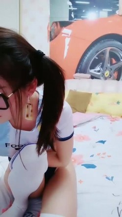 姐夫干小姨子性感马尾妹子足球宝贝装扮激情啪啪，退下内裤翘屁股舔逼上位骑坐后入猛烈撞击 截图4