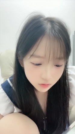 清纯漂亮邻家小妹，初恋的感觉【呆呆小猫】下海福利，扣穴自慰敏感型，很有撸点 截图2