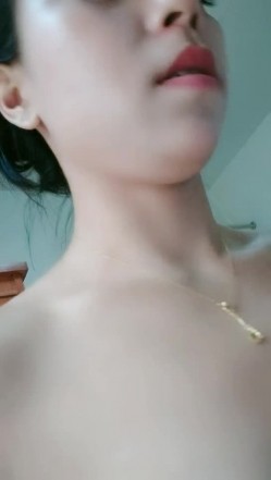 身材好颜值高的家庭少妇来姨妈了还在镜头前挣外快，大长腿坚挺的奶子好诱人，淫声荡语自己揉捏奶子摸骚逼 截图6