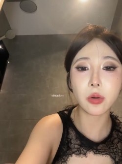 顶级女神【阿依】黑丝大长腿大屁股会发光 大奶子又大又挺 扩阴 大鸡巴跳蛋各种道具 喷水 截图1