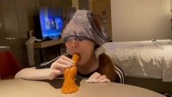 终极反差，穷人女神富人母狗，属性拉满，大神豪宅圈养极品性奴母狗日常调教，舔脚喝尿啪啪各种花样SM羞辱 截图1