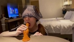 终极反差，穷人女神富人母狗，属性拉满，大神豪宅圈养极品性奴母狗日常调教，舔脚喝尿啪啪各种花样SM羞辱 截图2