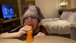 终极反差，穷人女神富人母狗，属性拉满，大神豪宅圈养极品性奴母狗日常调教，舔脚喝尿啪啪各种花样SM羞辱 截图3