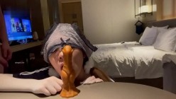 终极反差，穷人女神富人母狗，属性拉满，大神豪宅圈养极品性奴母狗日常调教，舔脚喝尿啪啪各种花样SM羞辱 截图6